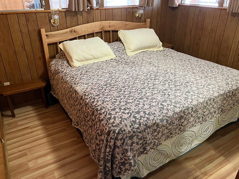 Manor House king bedroom